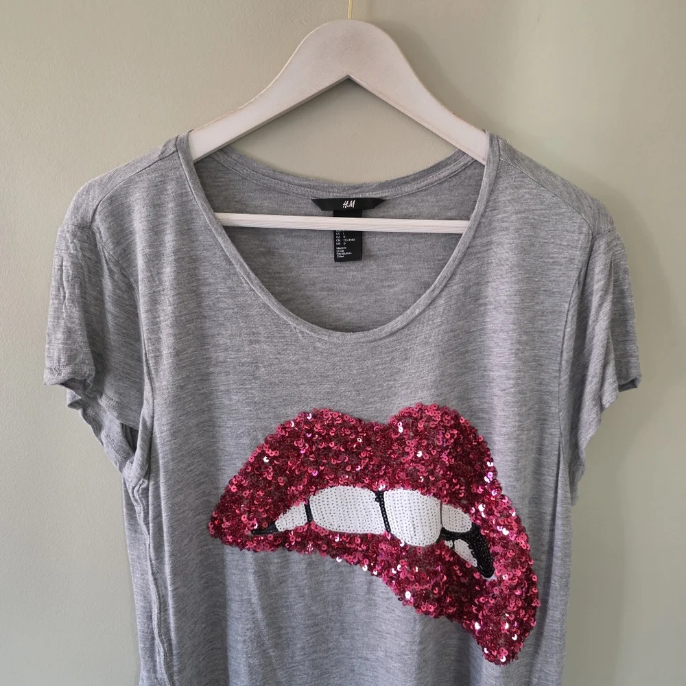 H&M L Y2K Modern Contemporary Indie Sleeze Grunge Sequin Lips Graphic T-Shirt - Picture 6 of 12